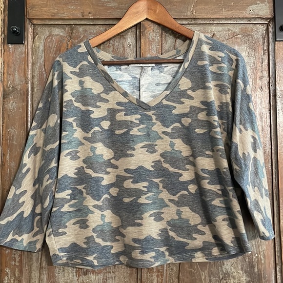 Tresics 1/2 Sleeve Cropped Camo V-Neck Tee Size M - Picture 1 of 8